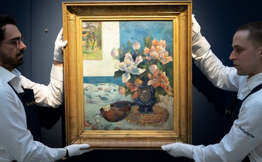 Obraz Gauguina, zatytułowany Nature morte avec pivoines de Chine et mandoline (martwa natura z chińs