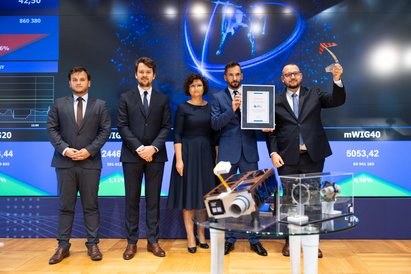 Zarząd Scanwaya odebrał z rąk Moniki Gorgoń, członkini zarządu GPW, statuetkę oraz dyplom upamiętnia