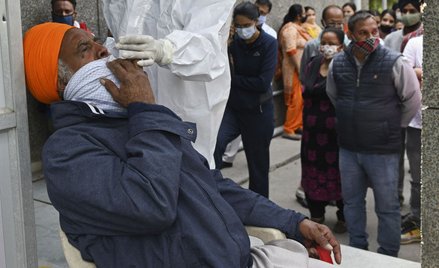 Koronawirus: Epidemia przyspiesza w Indiach