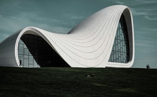 Centum Hejdara Alijewa w stolicy Azerbejdżanu, Baku. Jedna z najbardziej znanych realizacji pracowni