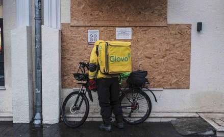 Glovo z zarzutami za dziwne opłaty dodatkowe