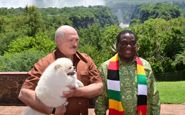 Łukaszenko podczas wizyty w Zimbabwe, styczeń 2023. Obok prezydent Emmerson Mnangagwa