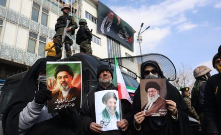 Irańczycy gromadzą się na placu Enghelab, aby okazać poparcie nowo mianowanemu Najwyższemu Przywódcy