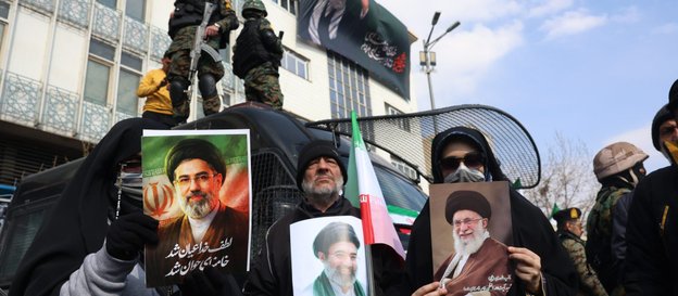 Irańczycy gromadzą się na placu Enghelab, aby okazać poparcie nowo mianowanemu Najwyższemu Przywódcy