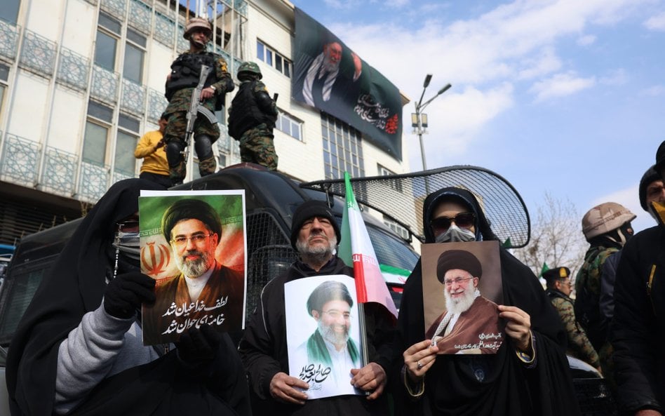 Irańczycy gromadzą się na placu Enghelab, aby okazać poparcie nowo mianowanemu Najwyższemu Przywódcy