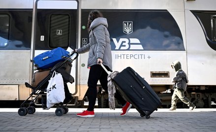Obywatele Ukrainy na peronie dworca kolejowego w Przemyślu