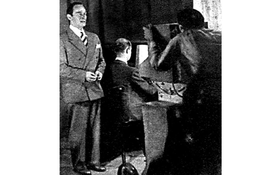 Próbna transmisja telewizyjna odbyła się 5 października 1938 roku. Wziął w niej udział Mieczysław Fo