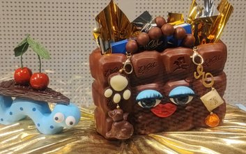 Mirella von Chrupek „Choco Coco”. Bohaterką tej dioramy jest czekoladowa torebka glamour.
