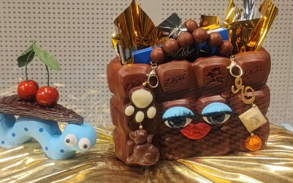 Mirella von Chrupek „Choco Coco”. Bohaterką tej dioramy jest czekoladowa torebka glamour.