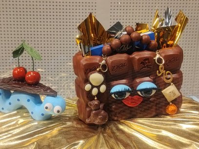 Mirella von Chrupek „Choco Coco”. Bohaterką tej dioramy jest czekoladowa torebka glamour.