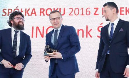 Mirosław Boda (w środku), wiceprezes ING BSK, odebrał statuetkę od wiceministra cyfryzacji Piotra Wo