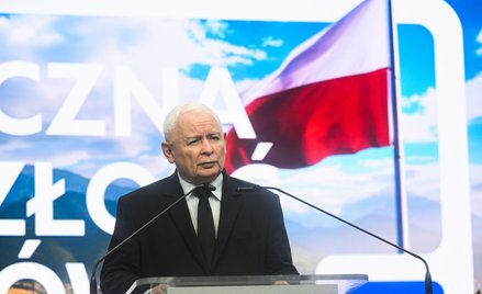 Wicepremier, prezes PiS Jarosław Kaczyński podczas oświadczenia dla mediów w siedzibie Prawa i Spraw