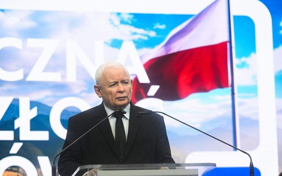 Wicepremier, prezes PiS Jarosław Kaczyński podczas oświadczenia dla mediów w siedzibie Prawa i Spraw