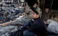 13-letni Omar w ruinach swojego domu w Bejrucie