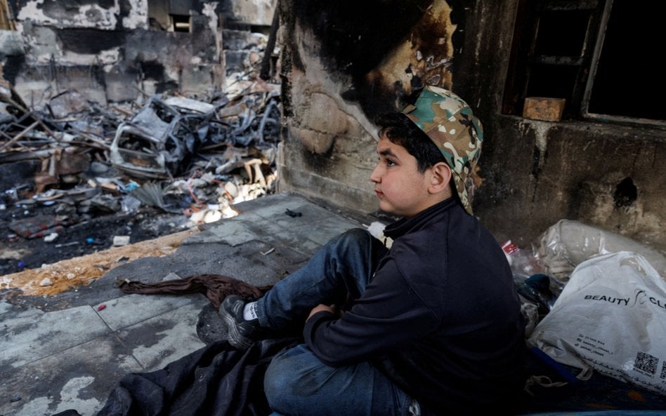 13-letni Omar w ruinach swojego domu w Bejrucie