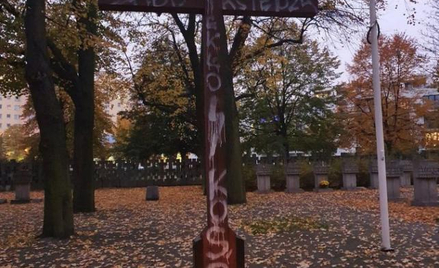 Tak wyglądał zdewastowany krzyż.