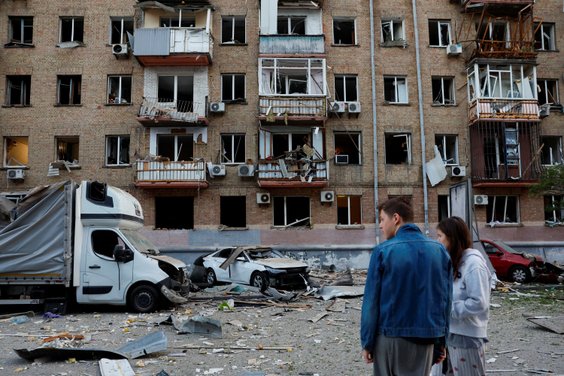 Uszkodzony blok w Kijowie