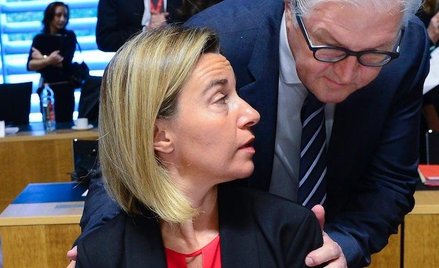 Szefowa unijnej dyplomacji Federica Mogherini i niemiecki minister spraw zagranicznych Frank-Walter 
