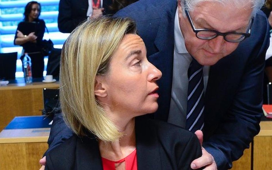 Szefowa unijnej dyplomacji Federica Mogherini i niemiecki minister spraw zagranicznych Frank-Walter 