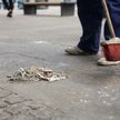 Właściciel sprząta cały chodnik