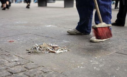 Właściciel sprząta cały chodnik