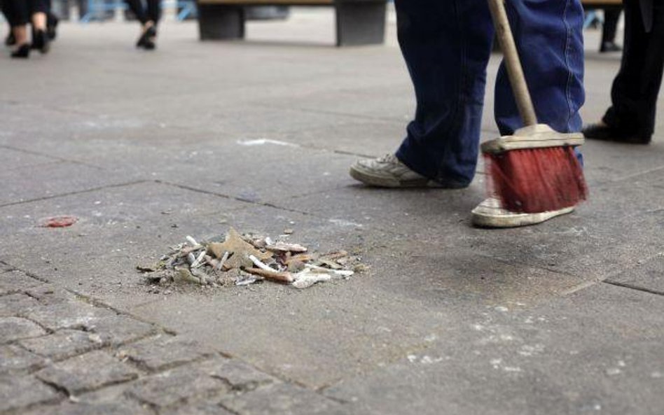 Właściciel sprząta cały chodnik