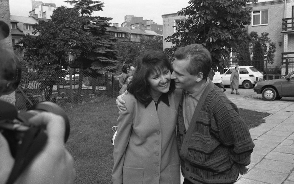 19.09.1993 WARSZAWA. WYBORY DO PARLAMENTU. N/Z ALEKSANDER KWAŚNIEWSKI I JOLANTA KWAŚNIEWSKA