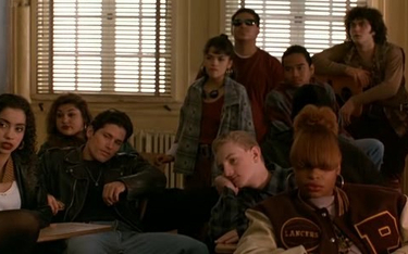 W głośnym filmie z lat 90. „Młodzi gniewni” Michelle Pfeiffer musi sobie radzić z agresją w szkole b