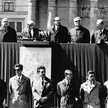 Pochód pierwszomajowy w roku 1964. Na trybunie Władysław Gomułka w otoczeniu notabli PRL, u stóp – e