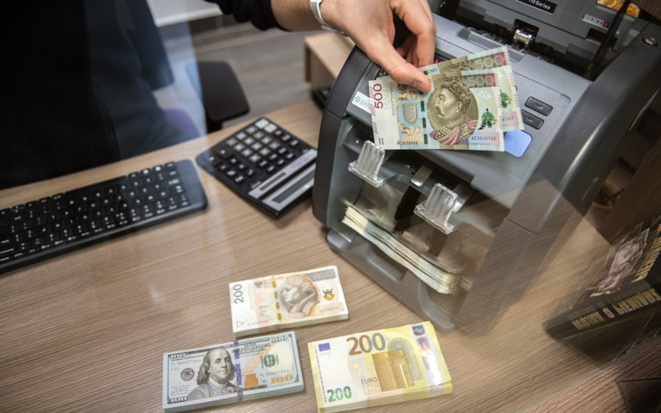 Złoty w piątkowy poranek nieznacznie zyskiwał na wartości