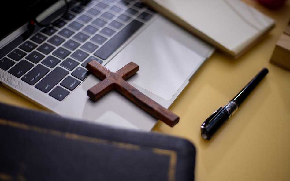 Szef może zakazać noszenia burki czy krzyżyka w pracy