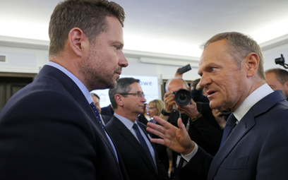 Przewodniczący Platformy Obywatelskiej Donald Tusk (P) i prezydent Warszawy Rafał Trzaskowski (L)