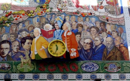 Mural Spirit of Soho w Londynie nawiązujący do stylu okładki albumu Beatlesów „SGT. Pepper,s Lonely 