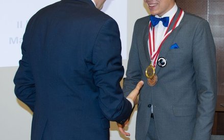 wręczenie nagrody dla najlepszego mówcy Turnieju, którym został wybrany Mateusz Dańczak z II Liceum 