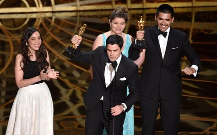 Oscar za najlepszy krótkometrażowy film animowany - Bear Story. Nagrodę odbierają Pato Escala Pierar