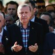 Recepowi Tayyipowi Erdoganowi (w środku) zamach stanu posłużył do eskalacji wojny z tureckim państwe