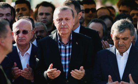 Recepowi Tayyipowi Erdoganowi (w środku) zamach stanu posłużył do eskalacji wojny z tureckim państwe