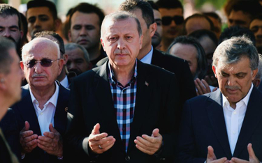 Recepowi Tayyipowi Erdoganowi (w środku) zamach stanu posłużył do eskalacji wojny z tureckim państwe