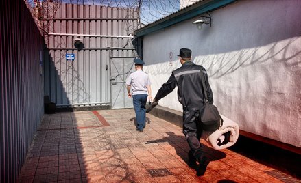 Rosja. Cztery lata kolonii karnej za oddanie moczu na tablicę poświęconą weteranowi