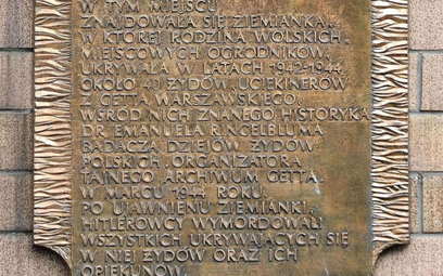 Tablica upamiętniająca grupę Żydów i ukrywającą ich rodzinę Wolskich przy ul. Grójeckiej 77 w Warsza