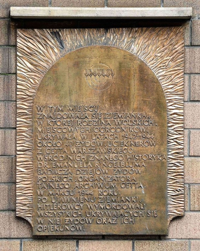 Tablica przy ul. Grójeckiej 77 upamiętniająca lokatorów i opiekunów bunkra „Krysia”,