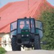 Komornik zajął traktor rolnikowi spod Mławy, tymczasem dłużnikiem był jego szwagier prowadzący obok 