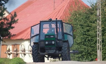 Komornik zajął traktor rolnikowi spod Mławy, tymczasem dłużnikiem był jego szwagier prowadzący obok 