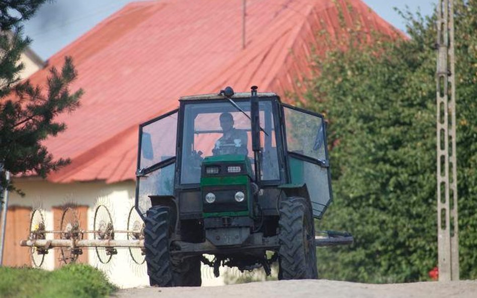 Komornik zajął traktor rolnikowi spod Mławy, tymczasem dłużnikiem był jego szwagier prowadzący obok 