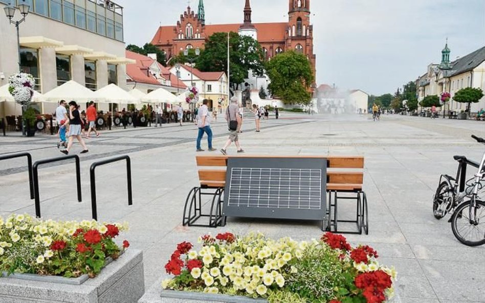 Jedna z ławek, na której można odpocząć i naładować komórkę.