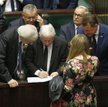 Inauguracyjne posiedzenie nowego Sejmu. Jarosław Kaczyński na prośbę Katarzyny Piekarskiej zapisuje 