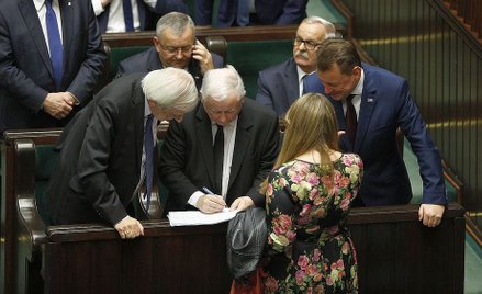 Inauguracyjne posiedzenie nowego Sejmu. Jarosław Kaczyński na prośbę Katarzyny Piekarskiej zapisuje 