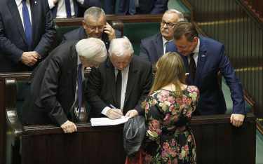 Inauguracyjne posiedzenie nowego Sejmu. Jarosław Kaczyński na prośbę Katarzyny Piekarskiej zapisuje 