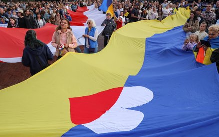 Elementem wielkiej ukraińskiej flagi było biało-czerwone serduszko - symbol wdzięczności wobec Polak