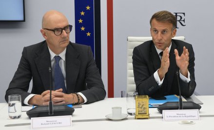 Od lewej: minister gospodarki Francji Roland Lescure i prezydent Francji Emmanuel Macron podczas wid